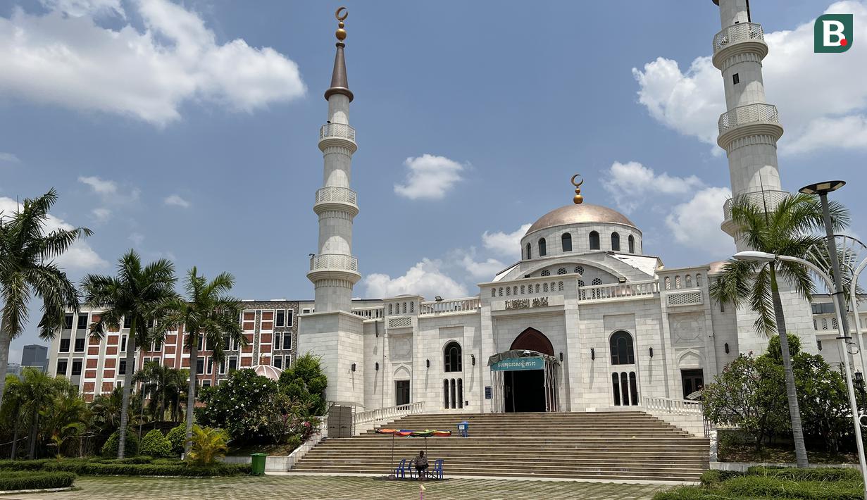 <p>Bangunan Masjid Al Serkal, masjid terbesar di Phnom Penh yang terletak di Islamic Center Phnom Penh, Kamboja, Jumat (5/5/2023). (Bola.com/Gregah Nurikhsani)</p>