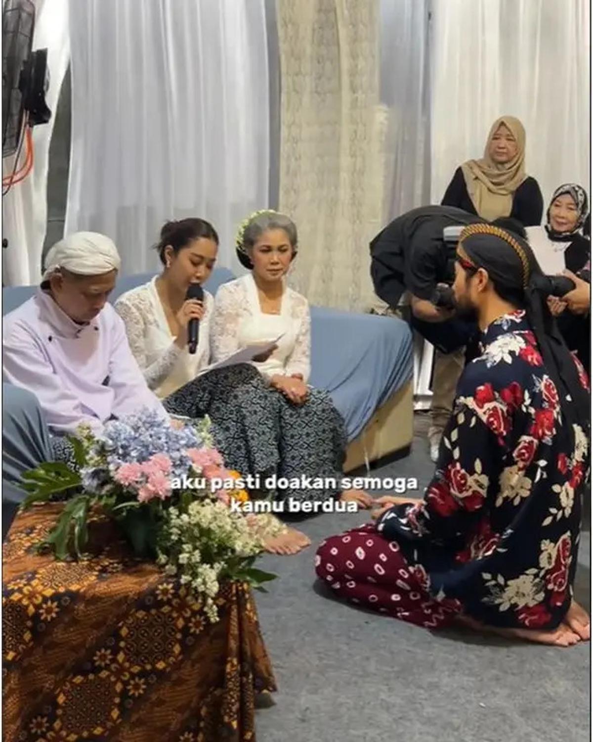 6 Potret Widi Vierratale di Siraman Jelang Nikah Sang Adik, Pakai Kebaya Putih