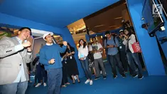 Komika Raditya Dika (dua kiri) dan VP Consumer Healthcare & Wellness and International Operations Combiphar Weitarsa Hendarto (kiri) bermain games dalam acara edukasi kesehatan mata di Jakarta, Rabu (11/9/2019). Kampanye kesehatan mata bertajuk Buka Mata Buka Insto. (Liputan6.com/HO/Bon)