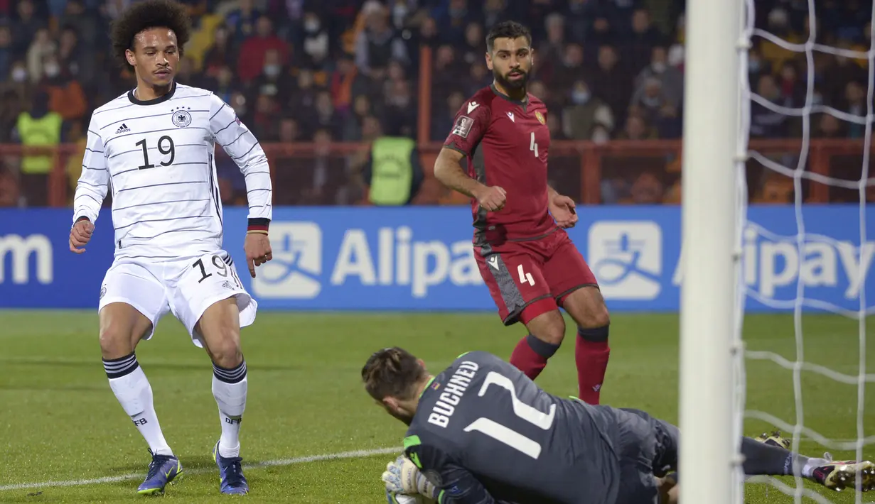 Pada menit ke-25 Jerman nyaris mencetak gol kedua lewat Leroy Sane. Namun, bola sepakannya masih tepat dalam pelukan Stanislav Buchnev. (AFP/Karen Minasyan)