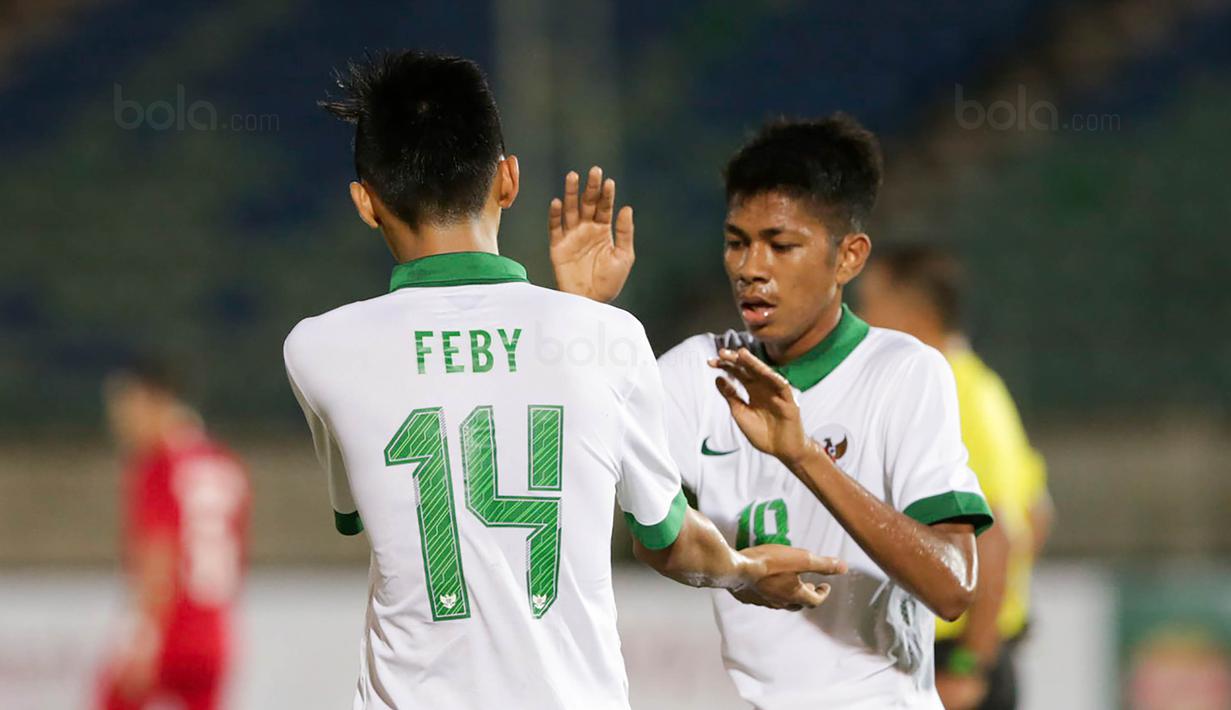 Gelandang Timnas Indonesia U-19, Irsan Lestaluhu, merayakan gol yang dicetak Feby Eka Putra ke gawang Filipina U-19 pada laga Piala AFF U-18 di Stadion Thuwunna, Myanmar, Kamis (7/9/2017). Indonesia menang 9-0 atas Filipina. (Liputan6.com/Yoppy Renato)