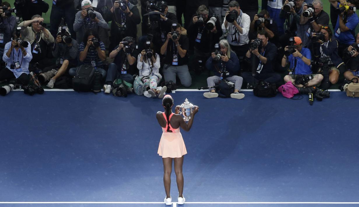 Sloane Stephens melakukan sesi foto bersama trofi juara AS Terbuka 2017 di Arthur Ashe Stadium, New York, (9/9/2017). Stephens menang atas Madison Keys 6-3, 6-0. (AP/Seth Wenig)
