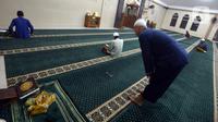 Warga beribadah saat melakukan itikaf pada malam ke-27 bulan puasa Ramadhan 1443 H di Masjid Asy-Syuhada, Cikampek, Kabupaten Karawang, Jawa Barat, Jumat (29/4/2022). Itikaf dilakukan pada 10 hari terakhir bulan Ramadhan dengan membaca Alquran, dzikir, dan selawat untuk mencari rida Allah SWT. (merdeka.com/Imam Buhori)
