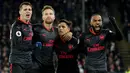 Para pemain Arsenal merayakan gol yang dicetak oleh Alexis Sanchez ke gawang Crystal Palace pada laga Premier League di Stadion Selhurst Park, Jumat (29/12/2017). Arsenal menang 3-2 atas Crystal Palace. (AP/Alastair Grant)