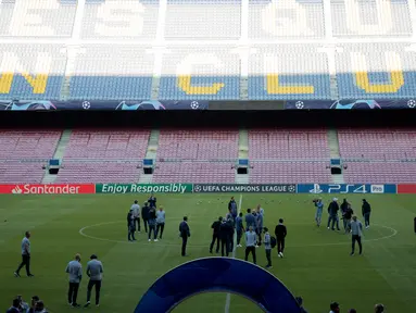 Pemain Inter Milan memeriksa lapangan Camp Nou di Barcelona, Spanyol (23/10). Inter akan bertanding melawan Barcelona pada grup B Liga Champions. (AP Photo/Joan Monfort)