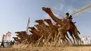 Para joki memacu untanya dalam balap unta saat festival warisan Sheikh Sultan Bin Zayed al-Nahyan di Abu Dhabi, Uni Emirat Arab (10/2). Festival ini juga meliputi kontes kecantikan, lelang unta dan kompetisi untuk kerajinan tradisional. (AFP/Karim Sahib)