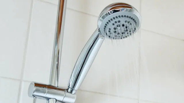 pria jantan mandi air dingin
