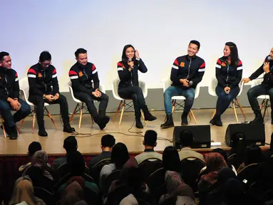 Sejumlah mentor saat memberikan sedikit perkenalan materi Citizen Journalist Academy Energi Muda Pertamina, Jakarta, Kamis (27/7). Acara ini merupakan program pencarian bakat mahasiswa yang kreatif dalam bidang jurnalistik. (Liputan6.com/Helmi Afandi)