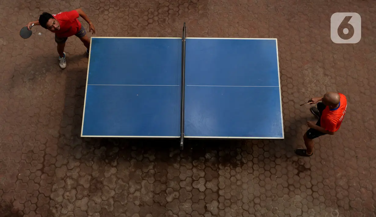 Petenis turnamen tenis meja amatir mengikuti kejuaraan Bintikers Cup Tenis Meja di Pasar Grogol, Jakarta, Sabtu (14/12/2019). Turnamen tersebut juga menjadi penyaluran hobi tenis meja serta sebagai ajang silaturahmi dan menjaga kebugaran. (merdeka.com/Imam Buhori)