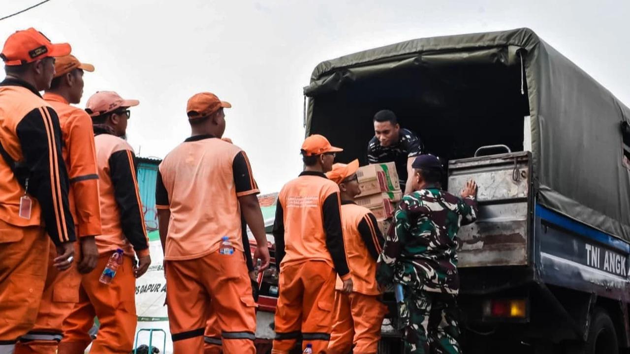 FOTO: TNI AL Bangun Posko Pengungsian bagi Korban Kebakaran di Kemayoran
