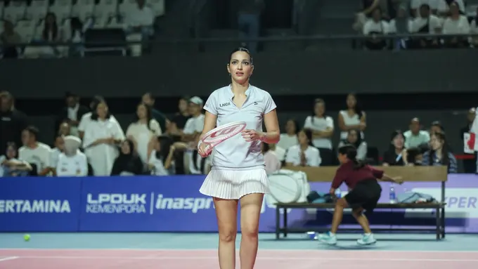 Potret Makeup Flawless dan Gaya Rambut Unik Nia Ramadhani di Kompetisi Lagi-Lagi Tenis Internasional