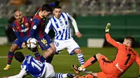 Pedri Barcelona, ​​kiri, berebut bola dengan bek Real Sociedad selama pertandingan sepak bola semifinal Piala Super Spanyol antara Barcelona dan Real Sociedad di stadion Nuevo Arcangel di Cordoba, Spanyol, Rabu, 13 Januari 2021. (AP Photo / Jose Breton)