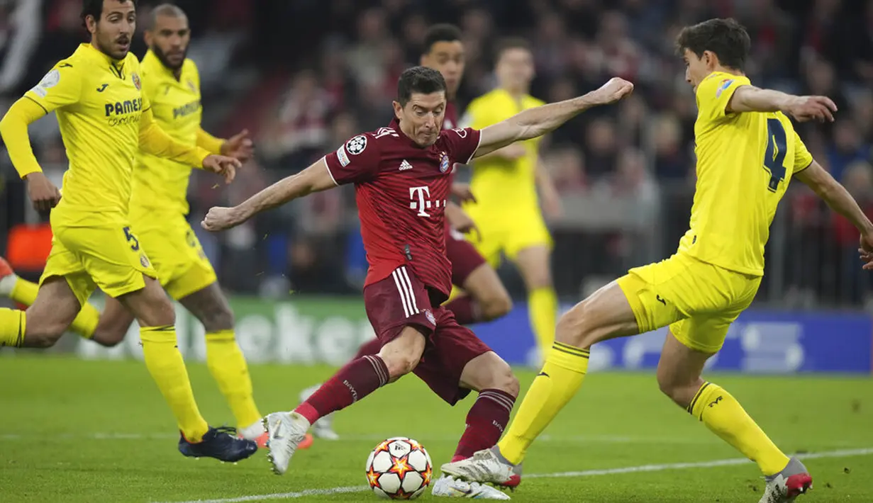 Pemain Bayern Munchen Robert Lewandowski (tengah) mencetak gol ke gawang Villareal pada pertandingan leg kedua perempat final Liga Champions di Allianz Arena, Munich, Jerman, 12 April 2022. Pertandingan berakhir imbang 1-1. (AP Photo/Matthias Schrader)