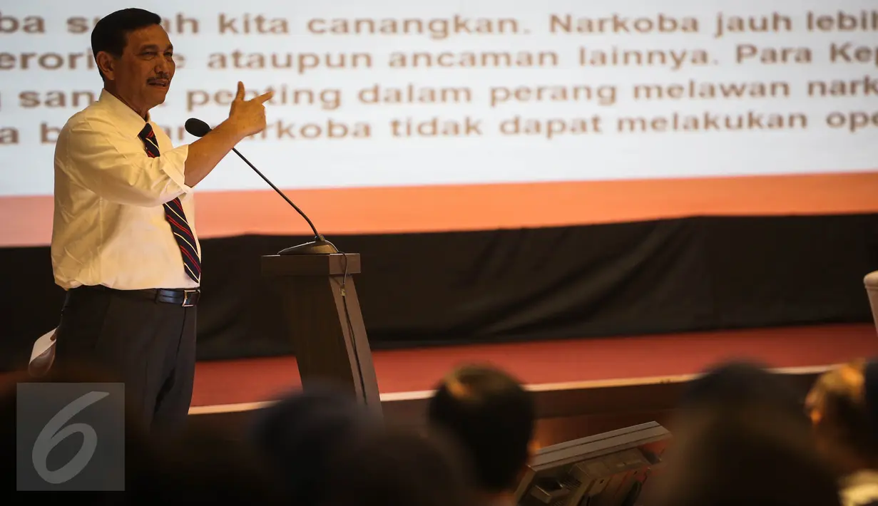 Menko Polhukam Luhut Pandjaitan ketika menyampaikan arahannya kepada kepala lembaga pemasyarakat (Kalapas) dan kepala rumah tahanan (Karutan) di Graha Pengayoman, Kemenkumham, Jakarta, Selasa (5/4). (Liputan6.com/Faizal Fanani)