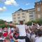 Fans timnas Inggris yang hadir di fan zone Burgplatz, Dusseldorf, merayakan keberhasilan timnya lolos ke semifinal Euro 2024. (Bola.com/Benediktus Gerendo Pradigdo)