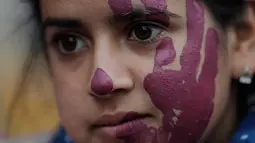 Seorang anak ikut unjuk rasa menentang kekerasan gender di Buenos Aires, Argentina, Sabtu (3/6). Demonstran menuntut agar pemerintah mengambil tindakan tegas terhadap pelaku kekerasan gender. (Foto AP / Natacha Pisarenko)