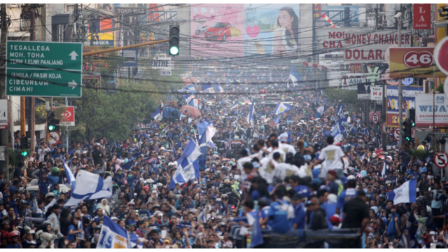 Pawai Persib Juara Piala Presiden 2015 di Kota Bandung pada Minggu (25/10/2015) dihadiri oleh ribuan Bobotoh. Beberapa viking asal Cimahi berharap bahwa kemenangan Persib ini berdampak pad sepak bola Indonesia yang lebih baik.
