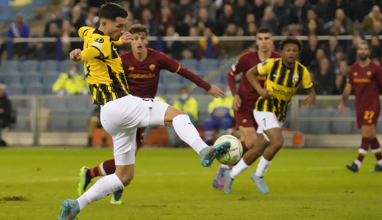 Penyerang Vitesse, Adrian Grbic melepaskan tembakan ke gawang saat bertanding melawan AS Roma pada pertandingan leg pertama babak 16 Liga Konferensi Eropa di stadion Gelredome di Arnhem, Belanda, Jumat (11/3/2022). Roma menang tipis atas Vitesse 1-0. (AP Photo/Peter Dejong)