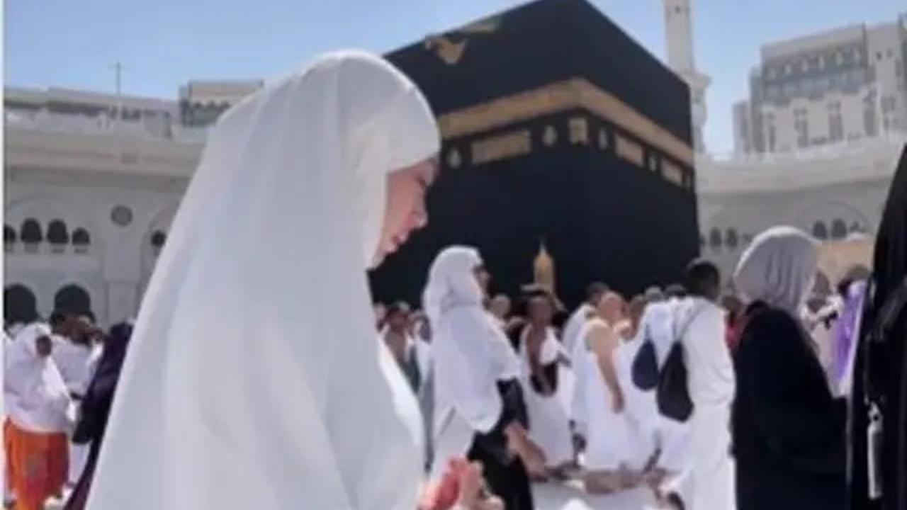 Potret Celine Evangelista Umrah, Suasana Penuh Haru di Tanah Suci