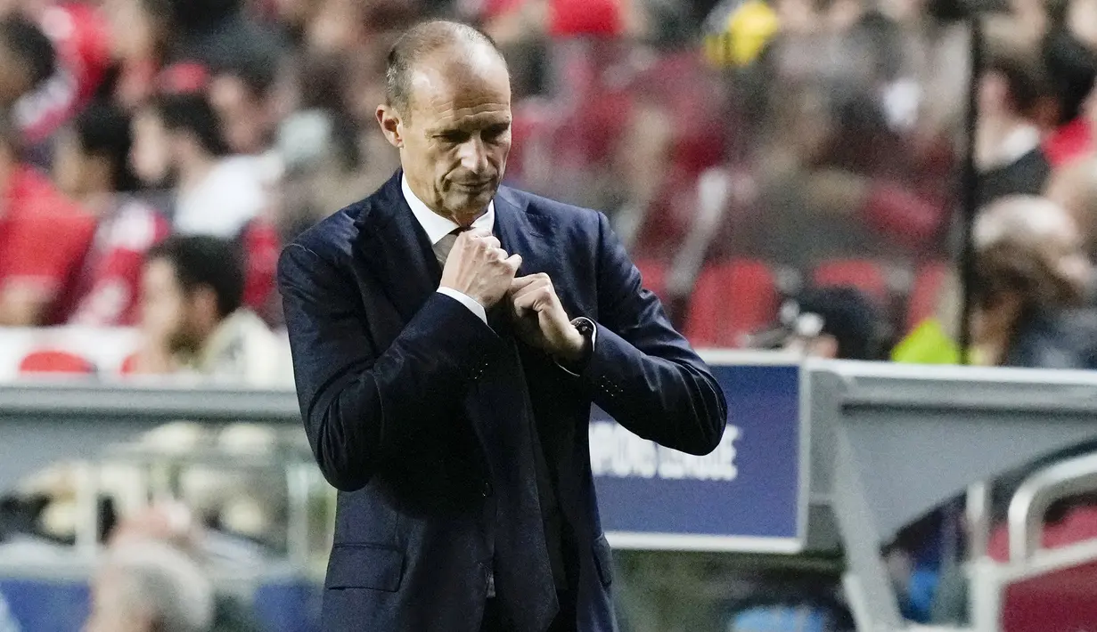 <p>Pelatih Juventus, Massimiliano Allegri, tertunduk lesu setelah laga melawan Benfica pada laga Liga Champions di Stadion the Luz, Naples, (20/1/2023). Hukuman itu dijatuhkan oleh PSSI-nya Italia itu karena Juventus terbukti besalah dalam pelanggaran finansial. (AP Photo/Armando Franca, File)</p>