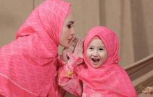 Foto-foto Terbaru Khalisa Aghnia Anak Kartika Putri Sudah Diajarkan Kenakan Hijab Sejak Kecil, Kini Sudah Bisa Baca Al Quran