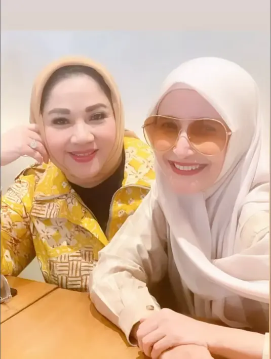 Inneke juga tak begitu aktif di media sosial. Setelah hijrah dan memutuskan berhijab, ia lebih membagikan beberapa potongan soal agama. Meski demikian, ia tampak kerap bertemu dengan teman-teman artis atau kumpulan arisan. Potret Inneke pada Juli lalu bertemu dengan para sahabatnya. [Instagram/indahsda]