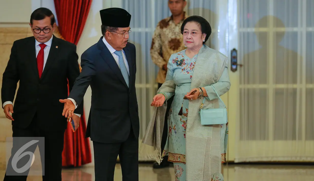Wakil Presiden Jusuf Kalla (kiri) bersama Mantan Presiden ke-5 Megawati (kanan) hadir dalam pelantikan Kepala Lembaga Sandi Negara (Lemsaneg) di Istana Negara, Jakarta, Jumat (8/1/2016). (Liputan6.com/Faizal Fanani)