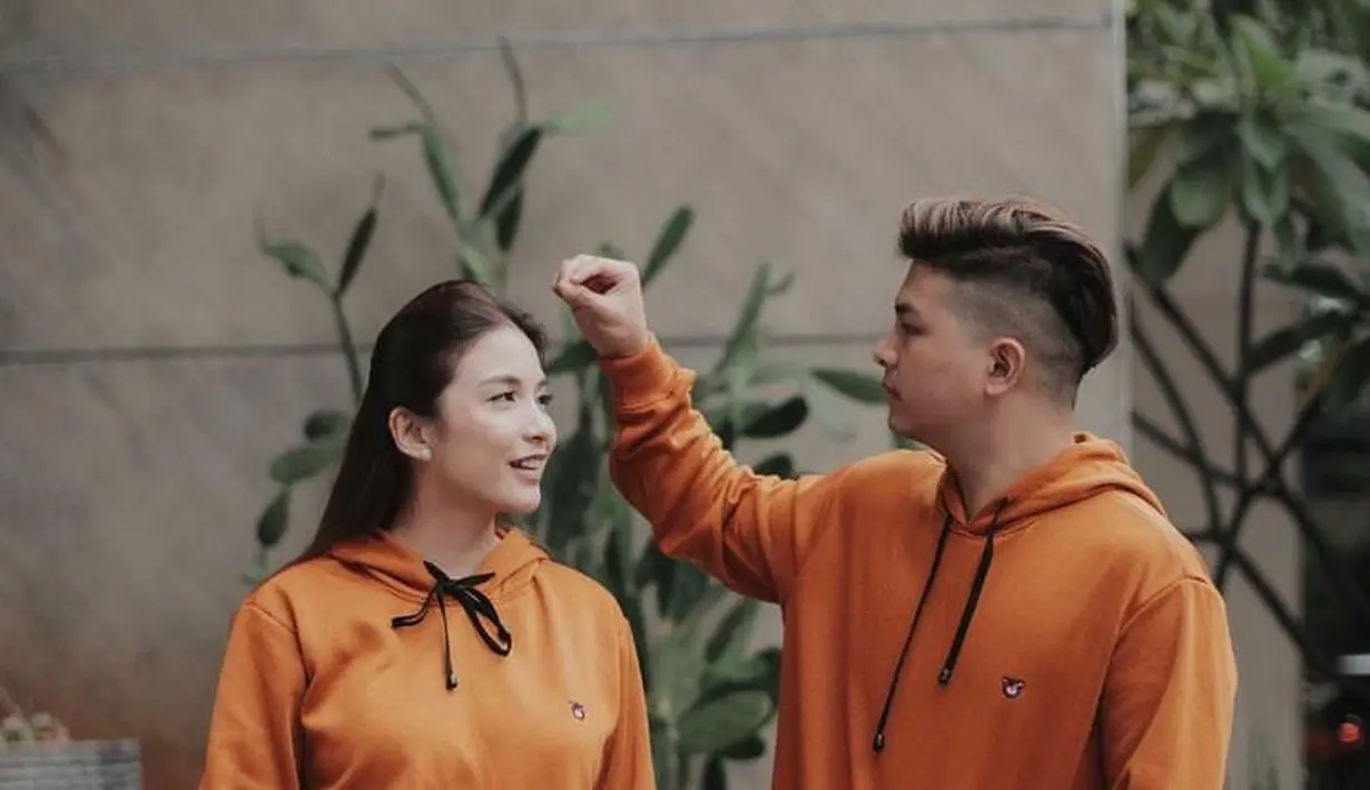 Kompak tampil casual, kali ini keduanya sama-sama mengenakan hoodie warna turmeric dan celana panjang hitam. Couple goals! (Instagram/chelseaoliviaa).