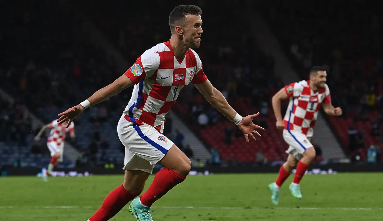 Ivan Perisic. Gelandang Timnas Kroasia berusia 33 tahun ini hingga kini tercatat telah mengoleksi 5 gol dan 2 assist di ajang Piala Dunia. Raihan tersebut didapat dari total 10 pertandingan dalam 2 edisi, 2014 dan 2018. Ia masih berpeluang menambah koleksinya saat kembali dipercaya pelatih Zlatko Dalic menjadi bagian skuad Kroasia di Piala Dunia 2022. (AFP/Pool/Paul Ellis)