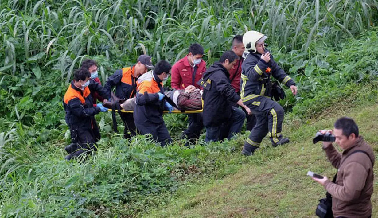 Tim penyelamat mengevakuasi penumpang pesawat turboprop ATR 72-600 TransAsia yang terhempas Sungai Taipei, Taiwan, Rabu (4/2/2015). Pesawat yang mengangkut 58 penumpang dan awak pesawat itu terhempas ke sungai saat hendak lepas landas. (AFP PHOTO/Sam Yeh)