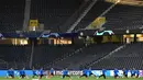 Para pemain Manchester United melakukan pemanasan dalam sesi latihan di Bern (13/9/2021). Manchester United akan bertanding melawan Young Boys pada Grup F Liga Champions di Stadion Wankdorf. (AFP/Sebastien Bozon)