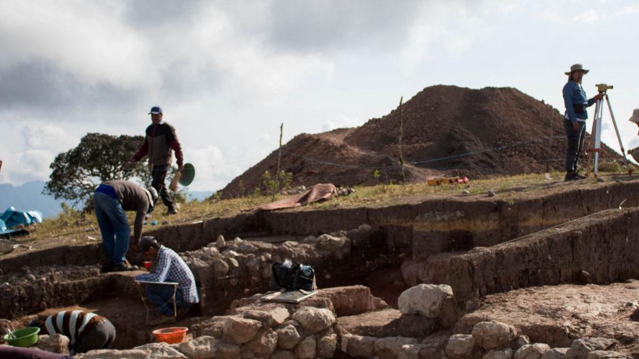 Sejumlah arkeolog di Peru utara menemukan makam berusia 3.000 tahun yang mereka yakini seorang tokoh dan pemimpin agama di sebuah wilayah Andean sekitar tiga ribu tahun yang lalu.