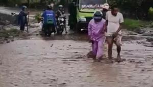 Kondisi akses jalan Trans Flores saat banjir lahar dingin gunung Lewotobi Laki-laki. (Foto: Liputan6.com/Ola Keda)