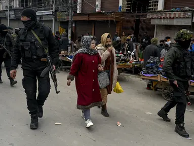 Pasukan Special Operation Group (SOG) berpatroli di sepanjang jalan selama pencarian acak pejalan kaki di Srinagar, kota terbesar di Kashmir, Jumat (21/1/2022). Peningkatan keamanan dilakukan menjelang Hari Republik India pada 26 Januari mendatang. (TAUSEEF MUSTAFA / AFP)