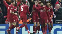 Para pemain Liverpool merayakan gol yang dicetak Mohamed Salah ke gawang Napoli pada laga Liga Champions di Stadion Anfield, Liverpool, Selasa (11/12). Liverpool menang 1-0 atas Napoli. (AFP/Paul Ellis)