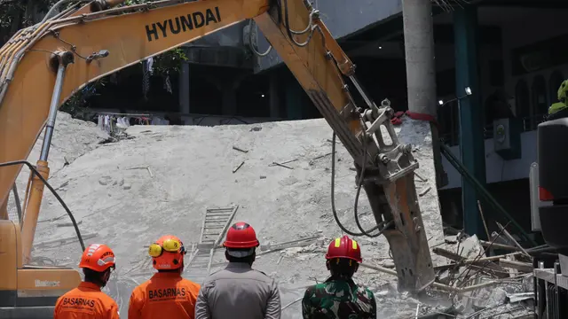 Petugas melakukan pembersihan puing reruntuhan gedung musala Pondok Pesantren Al Khoziny. Foto BNPB