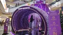 Pengunjung berada di dalam dekorasi perayaan Natal bertema "A Shining Shimmering Christmas" di Mal Grand Indonesia, Jakarta, Senin (13/12/2021). Dalam rangka menyambut Natal dan Tahun Baru, pusat perbelanjaan tersebut mempersembahkan “A Shining Shimmering Christmas”. (Liputan6.com/Faizal Fanani)