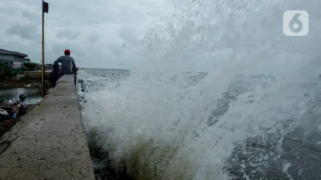 Banjir Rob Landa Pesisir Jakarta