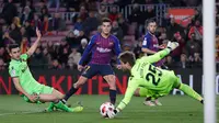 Pemain Barcelona, Philippe Coutinho menendang bola saat leg kedua babak 16 besar Copa del Rey melawan Levante di Stadion Camp Nou, Kamis (17/1). Barcelona lolos ke perempat final Copa Del Rey usai menang 3-0 atas Levante. (AP/Manu Fernandez)