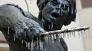 Es menggantung dari patung Angelina Eberly saat badai musim dingin di Kota Austin, Texas, Amerika Serikat, 1 Februari 2023. Cuaca seperti ini juga memaksa pembatalan ratusan penerbangan dan memutus aliran listrik ke ribuan rumah. (Jay Janner/Austin American-Statesman via AP)