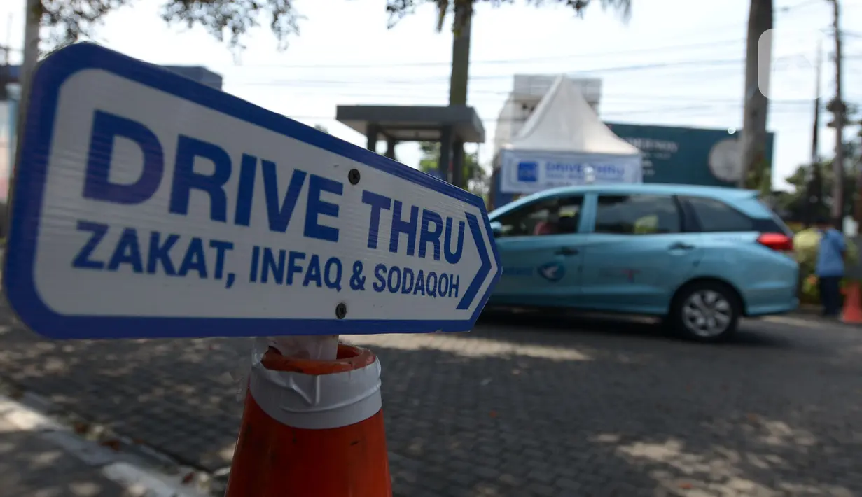 Papan pembayaran zakat drive thru terlihat di Masjid Nurul Hidaya, Jakarta, Sabtu (16/5/2020). Pembayaran zakat drive thru ini guna mempermudah warga dan jemaah yang ingin menyalurkan zakat, infaq dan shodakoh tanpa harus turun mobil serta memutus penyebaran Covid-19. (merdeka.com/Imam Buhori)
