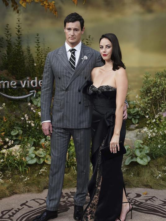 Kaya Scodelario bersama suaminya Benjamin Walker berpose untuk para fotografer setibanya mereka di pemutaran perdana serial TV 'The Lord of the Rings: The Rings of Power' di London, Selasa di London, Selasa (30/8/2022). Penampilan Kaya dan Benjamin di pemutaran perdana datang setelah pasangan itu menyambut anak kedua mereka bersama pada bulan Januari. (Photo by Scott Garfitt/Invision/AP)