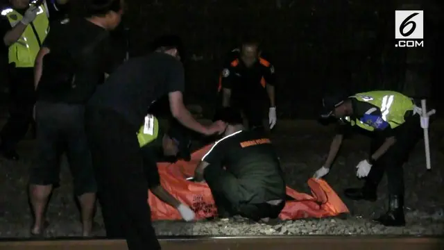 Sesosok mayat ditemukan di perlintasan rel kereta Palmerah. Hingga kini belum diketahui bagaimana cara pria tersebut bisa tewas di lokasi kejadian.