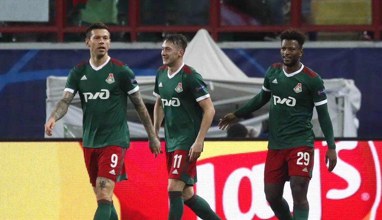 Pemain Lokomotiv Moscow, Anton Miranchuk (tengah) berselebrasi usai mencetak gol ke gawang Bayern Munchen pada pertandingan grup A Liga Champions di Moskow, Rusia, Selasa (27/10/2020). Munchen menang tipis 2-1 atas Lokomotiv Moscow. (Maxim Shipenkov/Pool via AP)