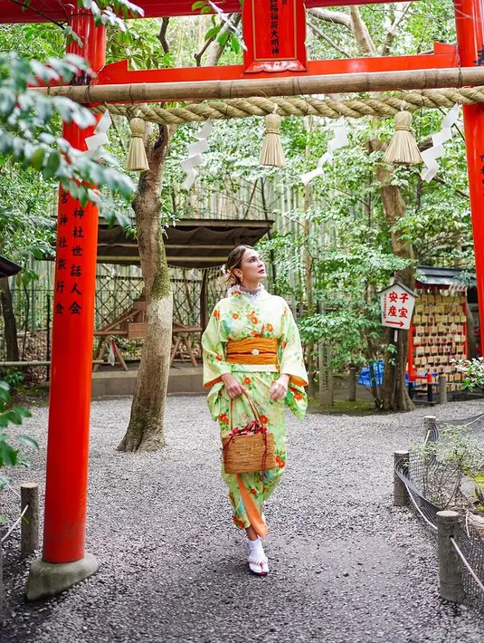 Lewat bebragai unggahan di Instagram, Luna Maya pun tak hanya menghabiskan waktu di Jepang untuk menikmati alamnya.  [Foto: Instagram/lunamaya]