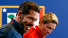 Pelatih Atletico Madrid, Diego Simeone dan penyerang Fernando Torres saat konferensi pers sebelum pertandingan semifinal UEFA Champions League melawan Bayern Munich di stadion Vicente Calderon, Spanyol, (26/04/2016).(REUTERS / Michael Dalder)