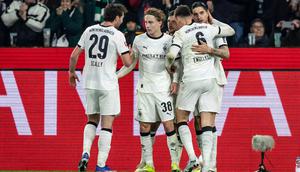 Bek Timnas Indonesia, Kevin Diks (kanan), turut membantu Borussia Monchengladbach meraih kemenangan 2-0 atas St. Pauli, pada laga pekan ke-26 Bundesliga musim ini di BORUSSIA-PARK, Sabtu (14/03/2026) dini hari WIB. (dok. Borussia Monchengladbach)