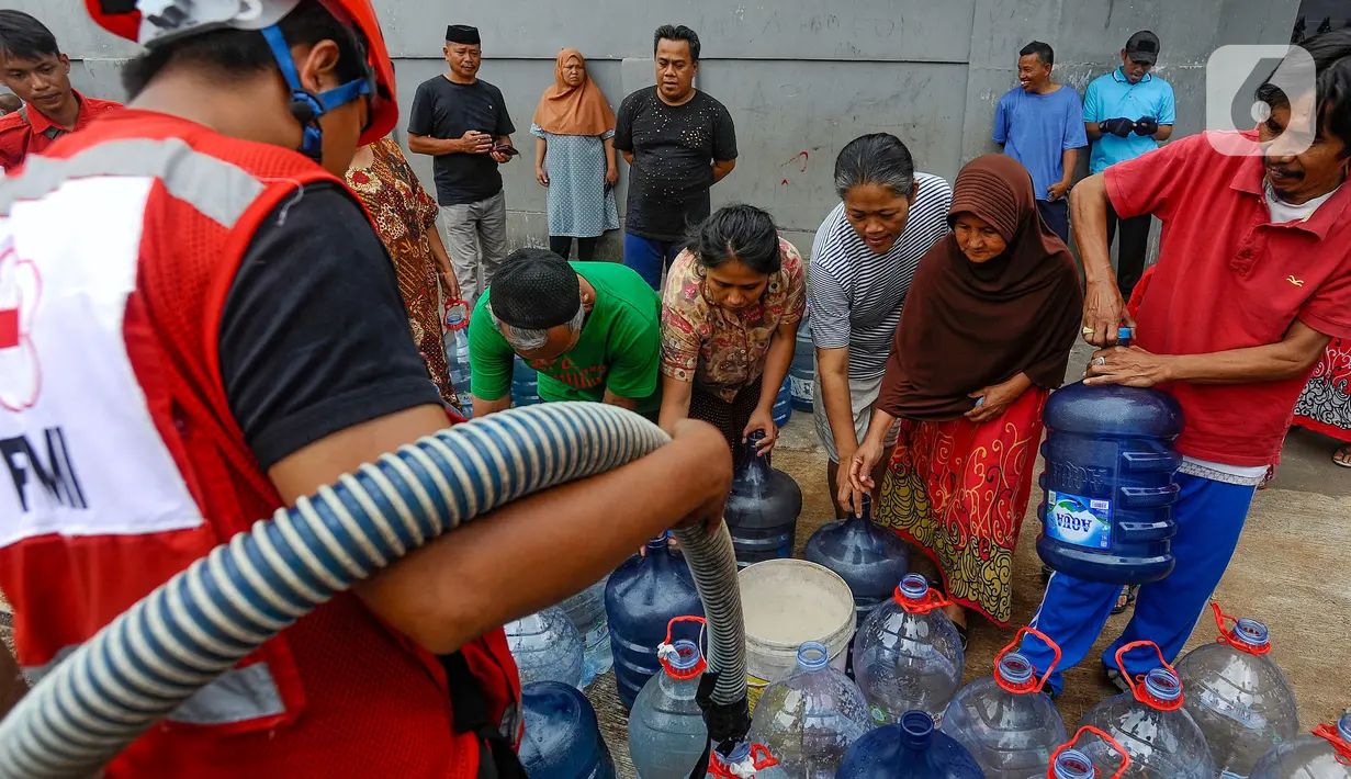 Namun, paling banyak ada di Kelurahan Bojong Pondok Terong (Boponter), Kecamatan Cipayung.
Krisis air bersih yang melanda Kota Depok terjadi di beberapa wilayah. Namun, paling banyak ada di Kelurahan Bojong Pondok Terong (Boponter), Kecamatan Cipayung. (merdeka.com/Arie Basuki)