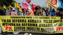 Massa yang tergabung dalam Front Perjuangan Rakyat (FPR) membentangkan spanduk saat menggelar aksi unjuk rasa di depan Istana Negara, Jakarta, Senin (25/9). Aksi tersebut sebagai peringatan Hari Tani Nasional (HTN) 2017. (Liputan6.com/Faizal Fanani)