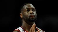 Bintang Chicago Bulls, Dwyane Wade merayakan tembakan tiga angkanya saat melawan Boston Celtics pada laga NBA di United Center, Chicago, Jumat (28/10/2016) WIB. (AP Photo/Paul Beaty)